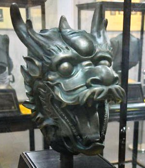 龙首铜像