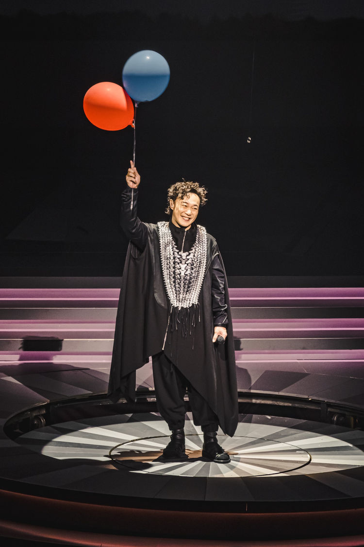 陈奕迅举办Fear and dreams演唱会 清唱德文版《平安夜》