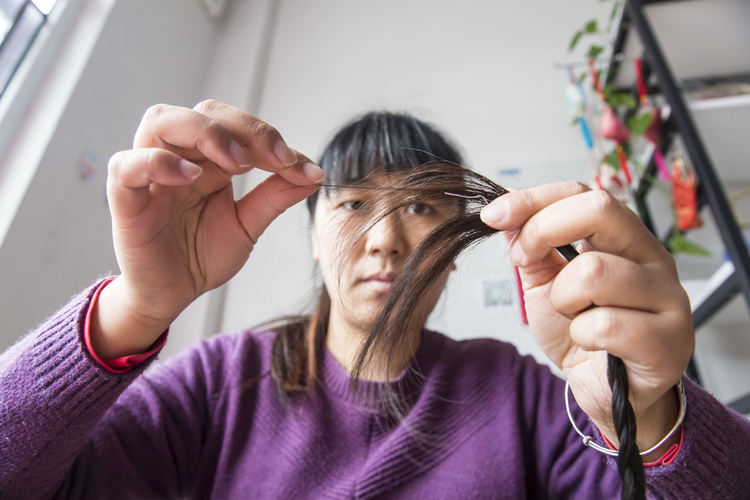江苏东台：万缕青丝绣成画 非遗发绣技艺流传千年