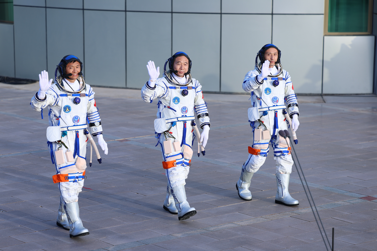 神州十六号航天员.jpeg