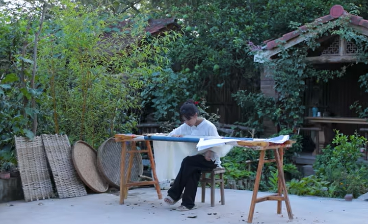 李子柒 蜀绣.png