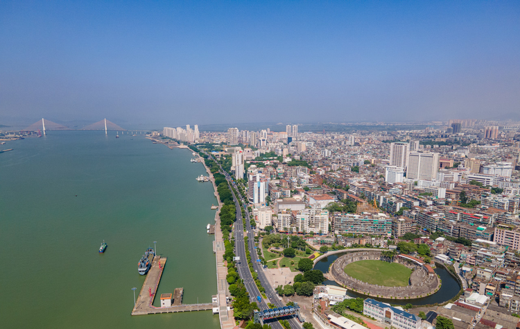 航拍中国广东汕头市城市海岸线风光