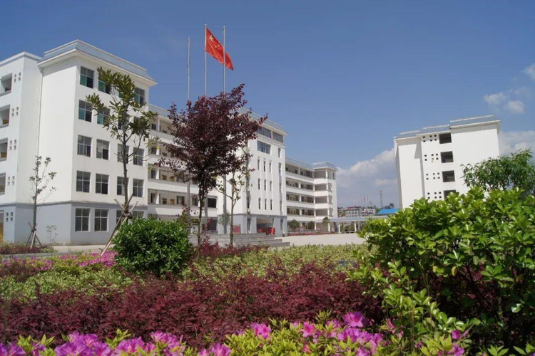 龙山县皇仓中学