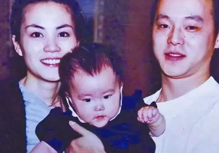 窦唯、王菲与女儿窦靖童.png