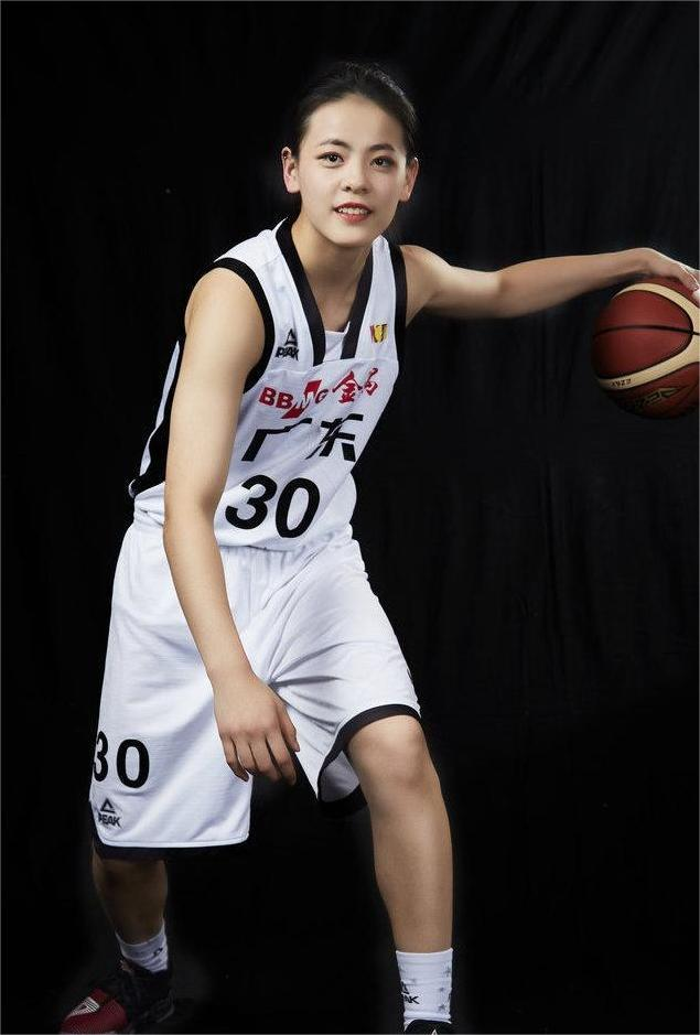 2008年,6岁的杨舒予进入中山市纪中三鑫双语学校小学部,开始了她的