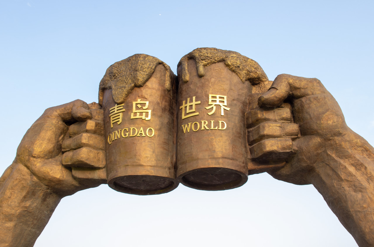 青岛金沙滩啤酒城雕塑 青岛与世界干杯