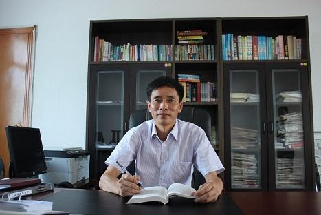 二中校长--刘荣坚