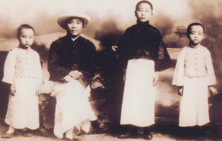 李桂春与李宝琛（左一）李少春（左二）李幼春（右一）.png