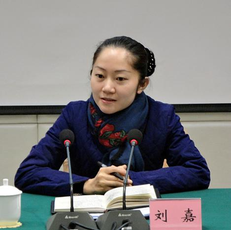 人物参加活动照