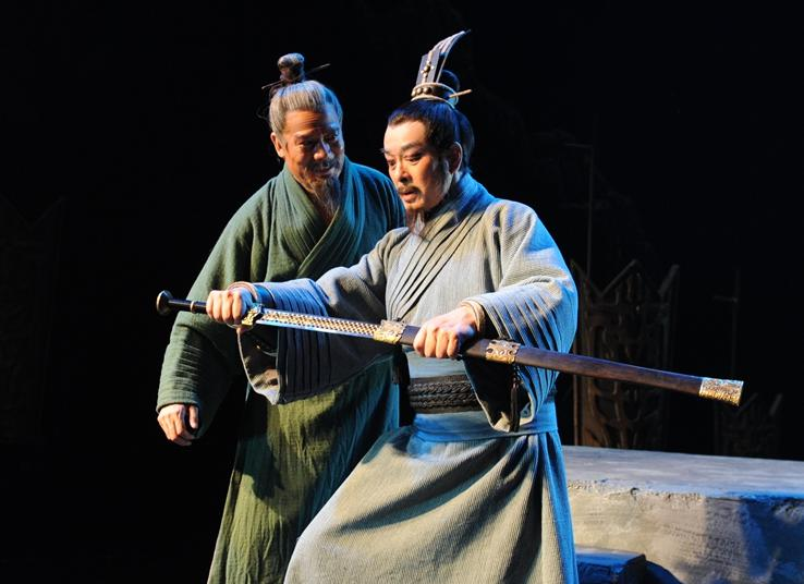 张叶胜为濮存昕话剧铸造的越王剑