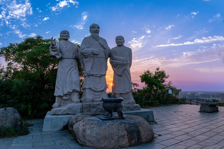 连云港市海州孔望山风景区山顶孔子石像