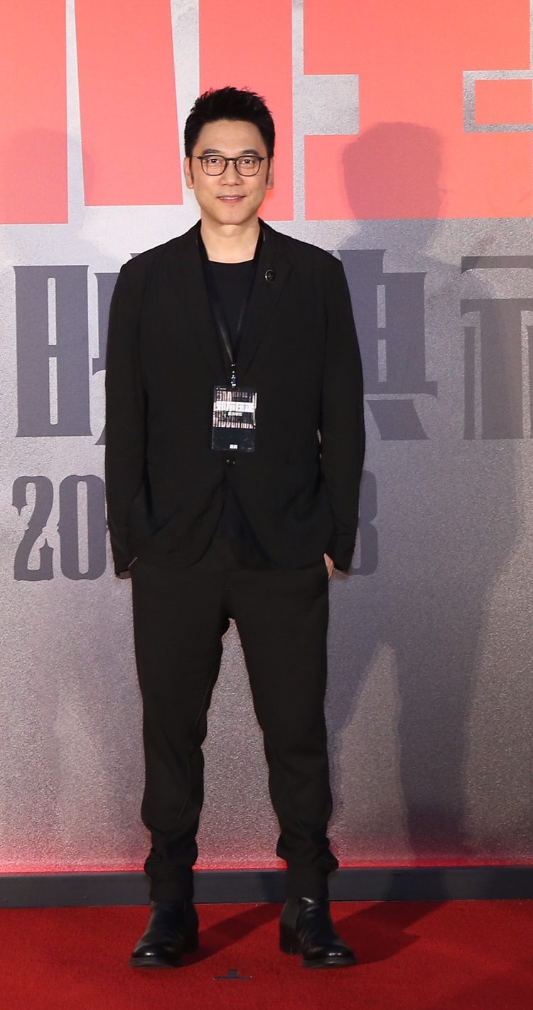 黄渤、洪金宝众星现身《邪不压正》首映礼 周韵高级脸天鹅颈艳压许晴