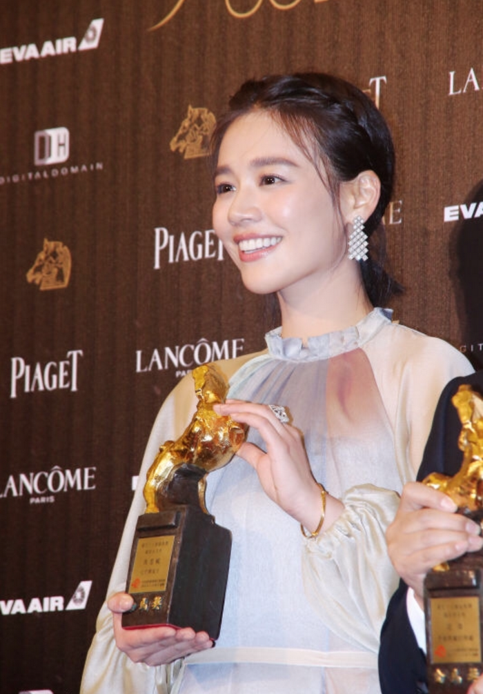 马思纯凭《七月与安生》获最佳女主角奖.png