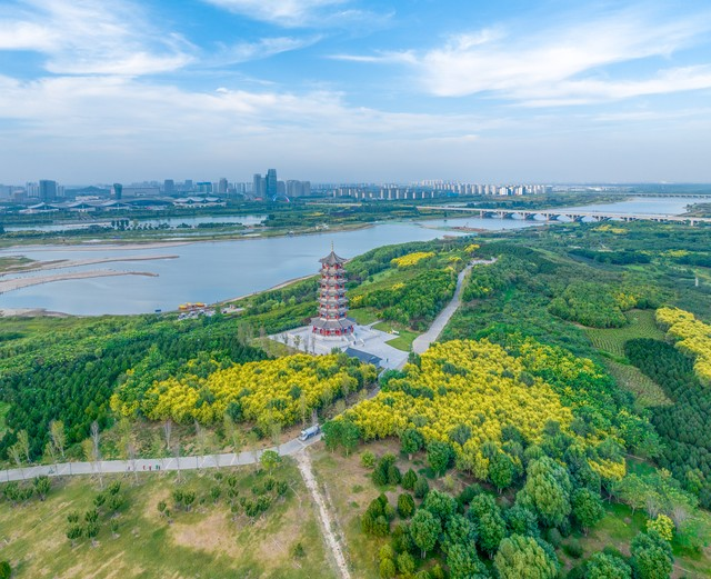 航拍河北省石家庄市滹沱河生态区、滹沱河岛、滨水公园揽秀塔.jpeg