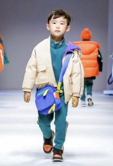 易烊昱华T台走秀.png