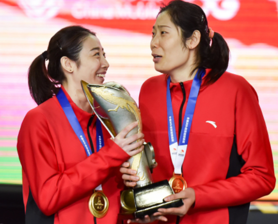 2020年12月18日，2020-2021赛季中国女排超级联赛决赛第3场：颁奖仪式.png