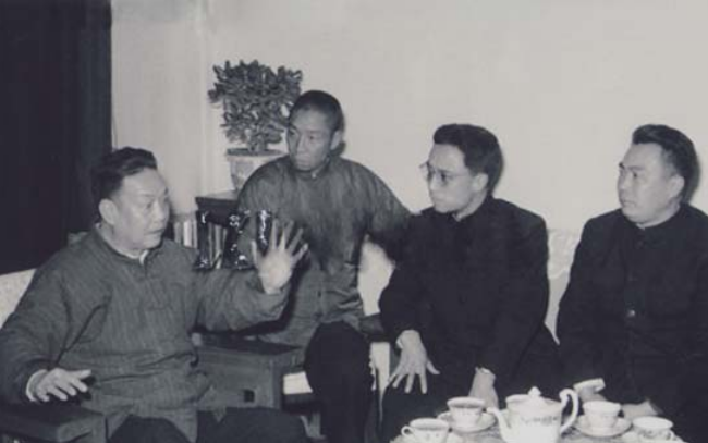 周信芳（左一）讲课，右二为李少春.png