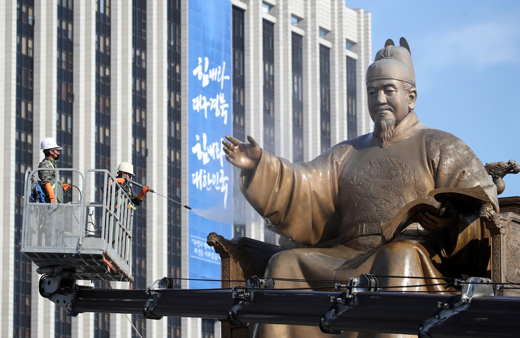 清清爽爽过春天！韩国首尔为世宗大王铜像“洗澡”