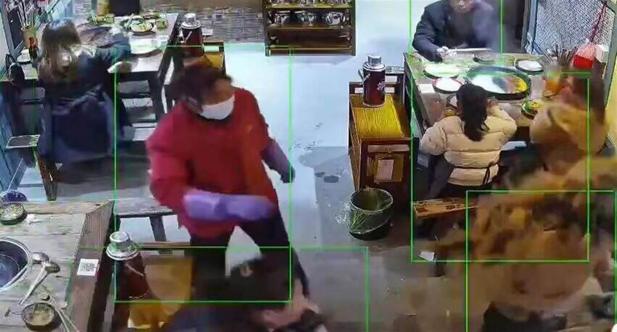 女子端火锅汤泼邻桌顾客事件