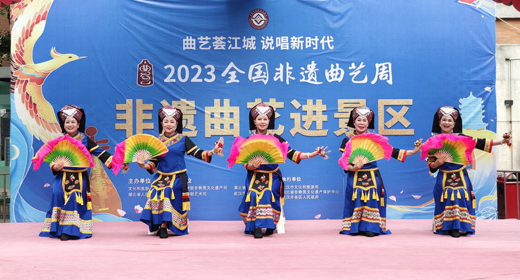 非遗曲艺“走街串巷” 武汉市民直呼大开眼界
