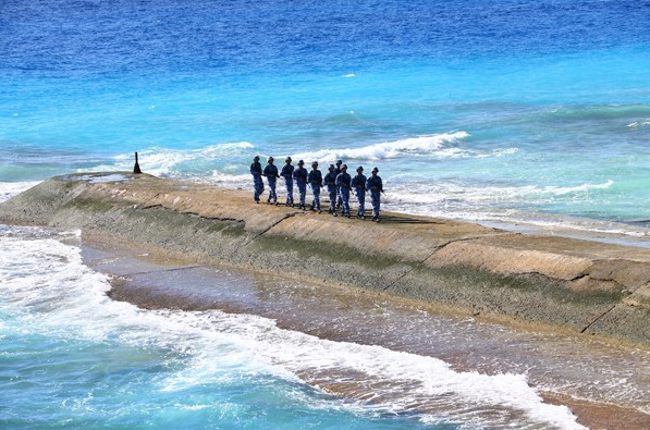 海军官兵在永暑礁防波堤上巡逻.png