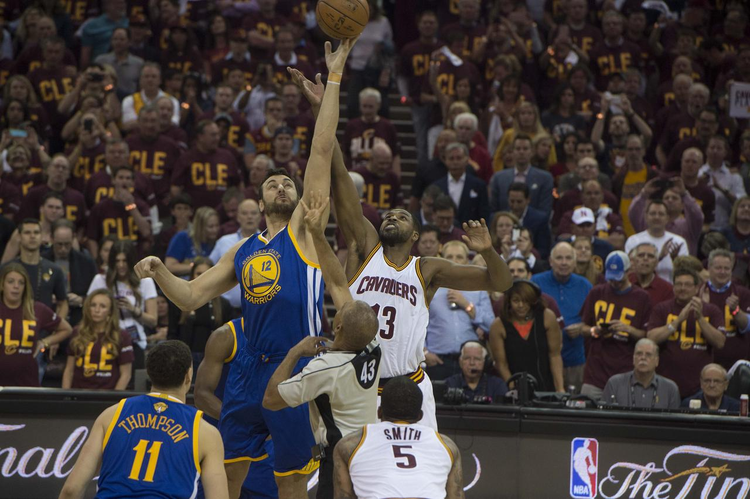 2016年NBA总决赛博古特与对手跳球.png