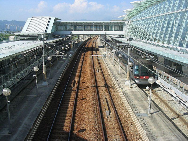 欣澳站的东涌线路轨及机场快线路轨