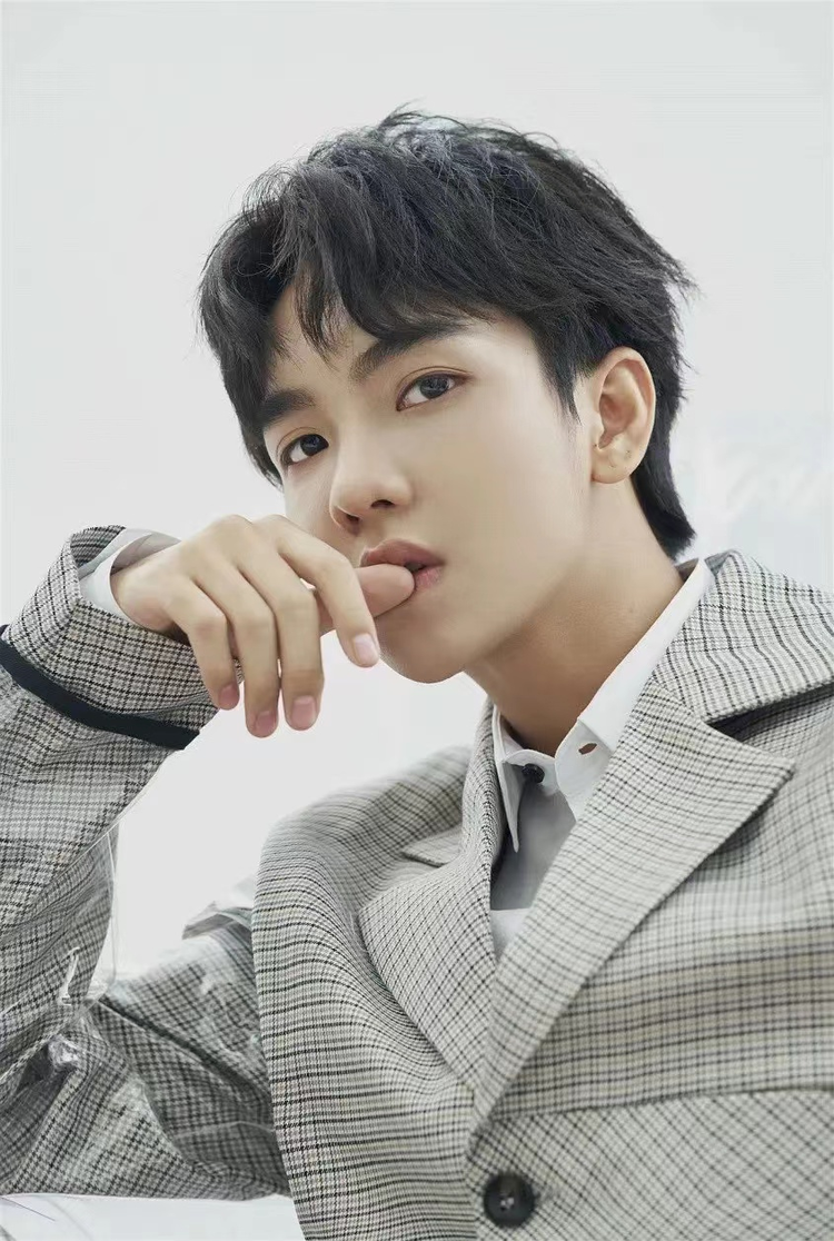 潇洒佳人淡淡妆