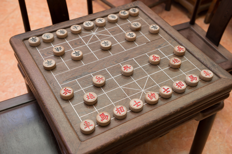 中国象棋和棋盘，他们是海军上将大炮大象顾问国王骑士团小卒和国际象棋Chinese chess and chessboard,they are Admiral  Cannons Elephants Advisors King Knights Rooks  Pawns and chess.jpeg