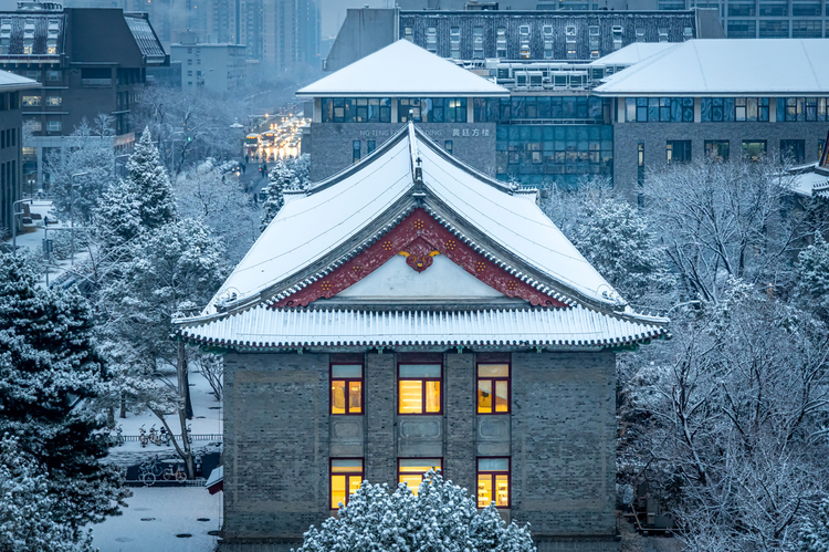 雪后黄昏的灯火通明的北京大学地学楼