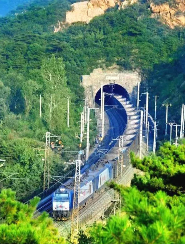大秦铁路翻山越岭