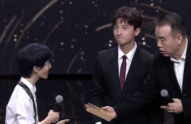 牛骏峰《演员请就位》获奖照.png