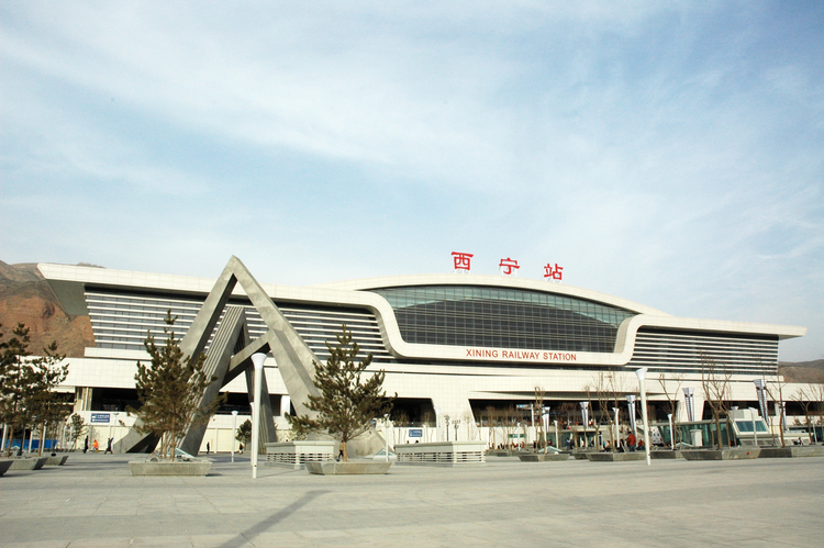 全新的青海西宁火车站开放迎客.jpg