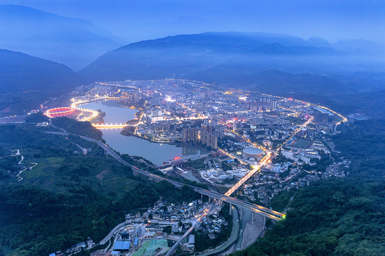 四川雅安：绚丽多彩的天全夜色 灯火辉煌如梦似幻 