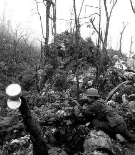 前线的中国军队爬山越岭迂回作战