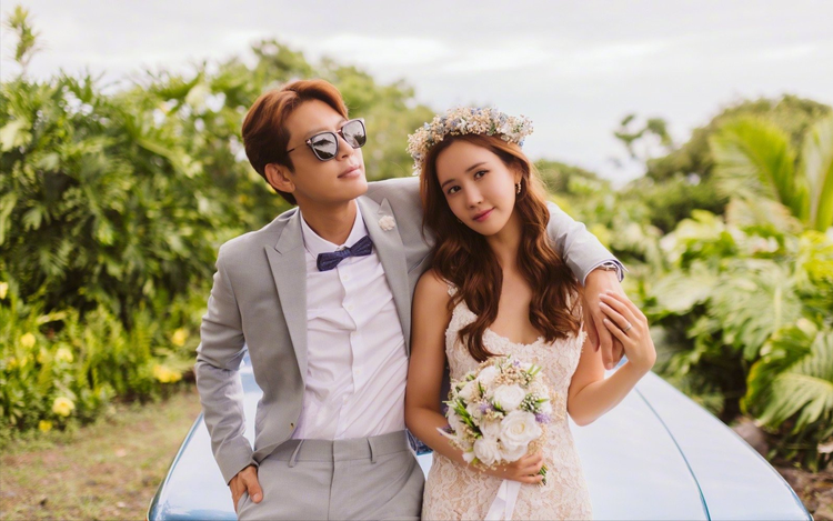 李多海与崔东旭的婚纱照.png