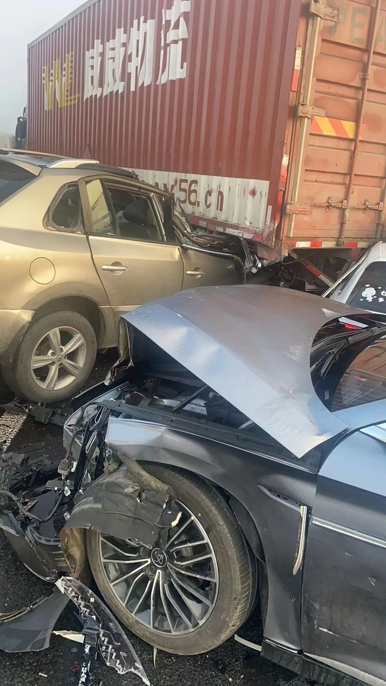 1·4上海高速多车碰擦事故