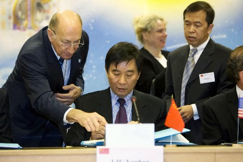 科技部原副部长刘燕华（中）代表中国政府签署