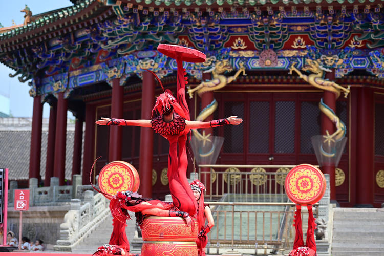 中新社：杂技《玉阙幻彩》在沈阳故宫上演
