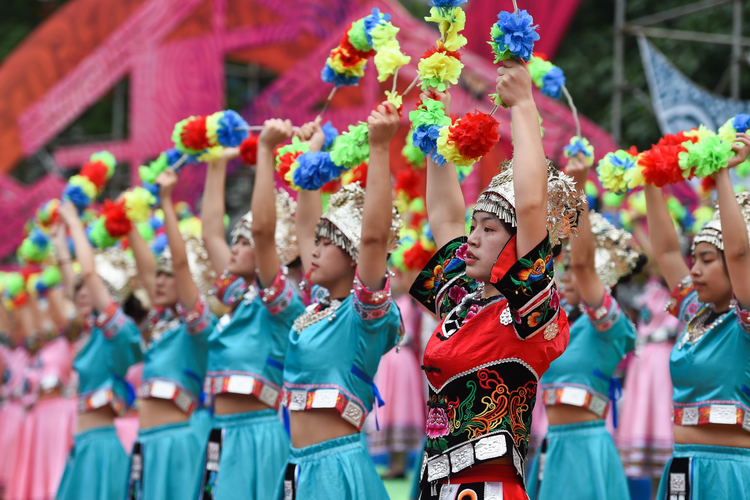 中新社：重庆苗乡儿女欢度踩花山节.jpg