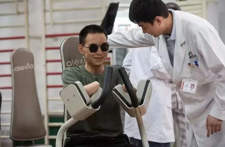杜富国