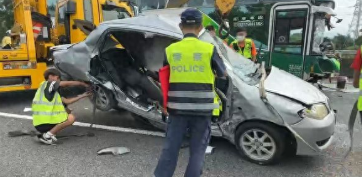 10·21台湾游览车与轿车相撞事件