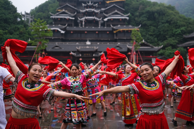 中新社：重庆苗乡儿女欢度踩花山节