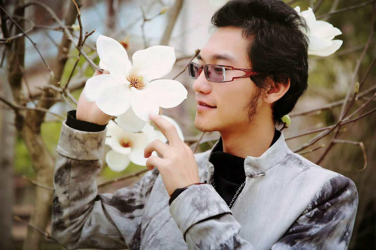 玉兰花下卜归期