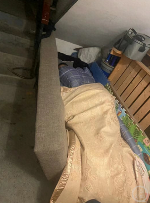 杭州男孩疑遭虐待睡楼道事件