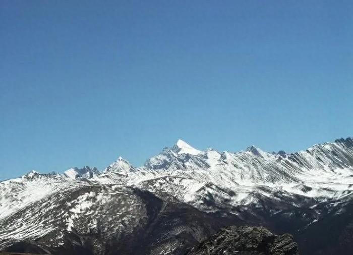 驴友违规攀登雪宝顶失联事件