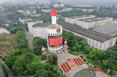 独家：航拍四川宜宾70米“酒瓶楼” 造型别致.jpg