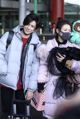 张予曦、陈伯融情侣档高调现身 小俩口也要走甜宠CP人设.jpg