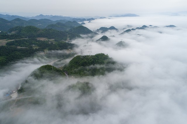 2020年5月17日，摄于湖北恩施州宣恩县椒园镇贡水河畔云端中的桥梁和铁塔。