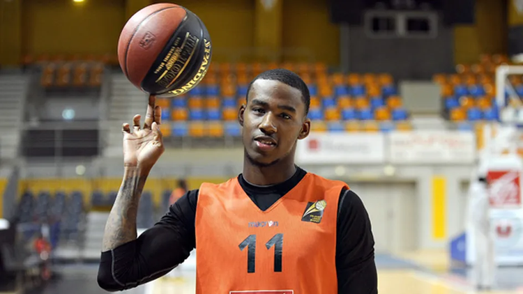 达柳斯·亚当斯